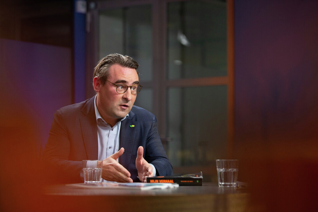 PartnersHague's tweet photo. Hoe gaat Groep de Mos/HvDH nu om met giften aan de partij❓Kijk dinsdag naar de laatste aflevering van 'The Interview: aan tafel met The Hague &amp; Partners', met Richard de Mos. 🎙️ #GroepdeMos #politiek #interview #denhaag #thisisthehague https://t.co/H87nI9j6Th