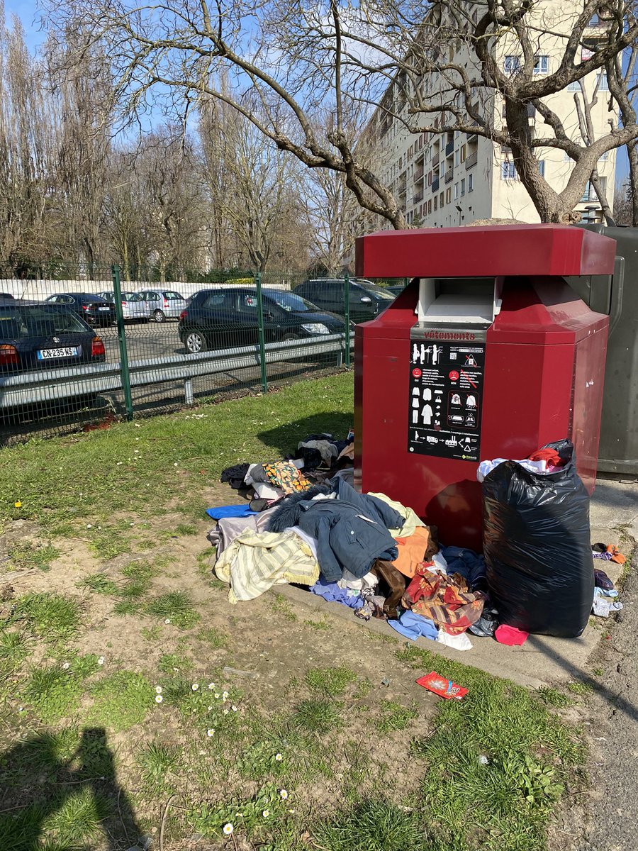 WTFresnes's tweet photo. Hello @fresnes_94 (et #ecotextile mais pas de compte Twitter). Il y a moyen de faire quelque chose pour éviter ça? Organiser des collectes? C’est très régulier et pas sympa pour les riverains du Bd Pasteur https://t.co/JsO0McrJsV