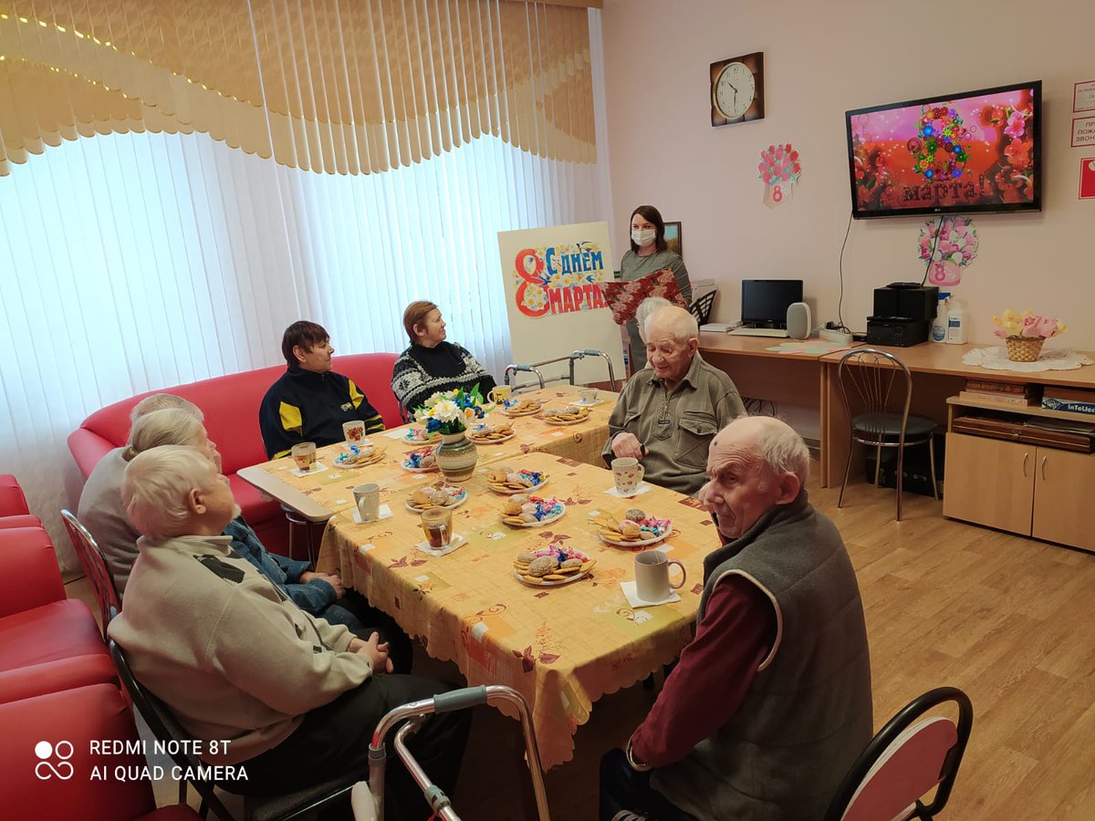 В стационарном социально-геронтологическом отделении г. Плавска в преддверии Дня 8 марта для получателей социальных услуг прошла праздничная программа "Весеннее настроение".