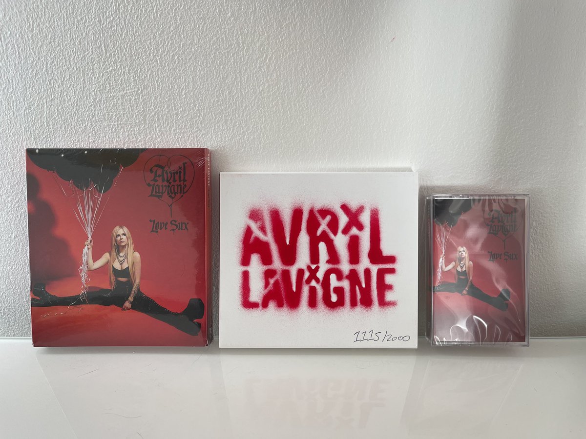 00mkelse's tweet photo. I’m so hoping and wishing hard that we get to hear Official Instrumental tracks from #LoveSux. To hear the intricacies in production would be incredible! Any chance at all? @AvrilLavigne @JohnFeldy @travisbarker @MODSUN @DTARecords https://t.co/HoL0r4orrL