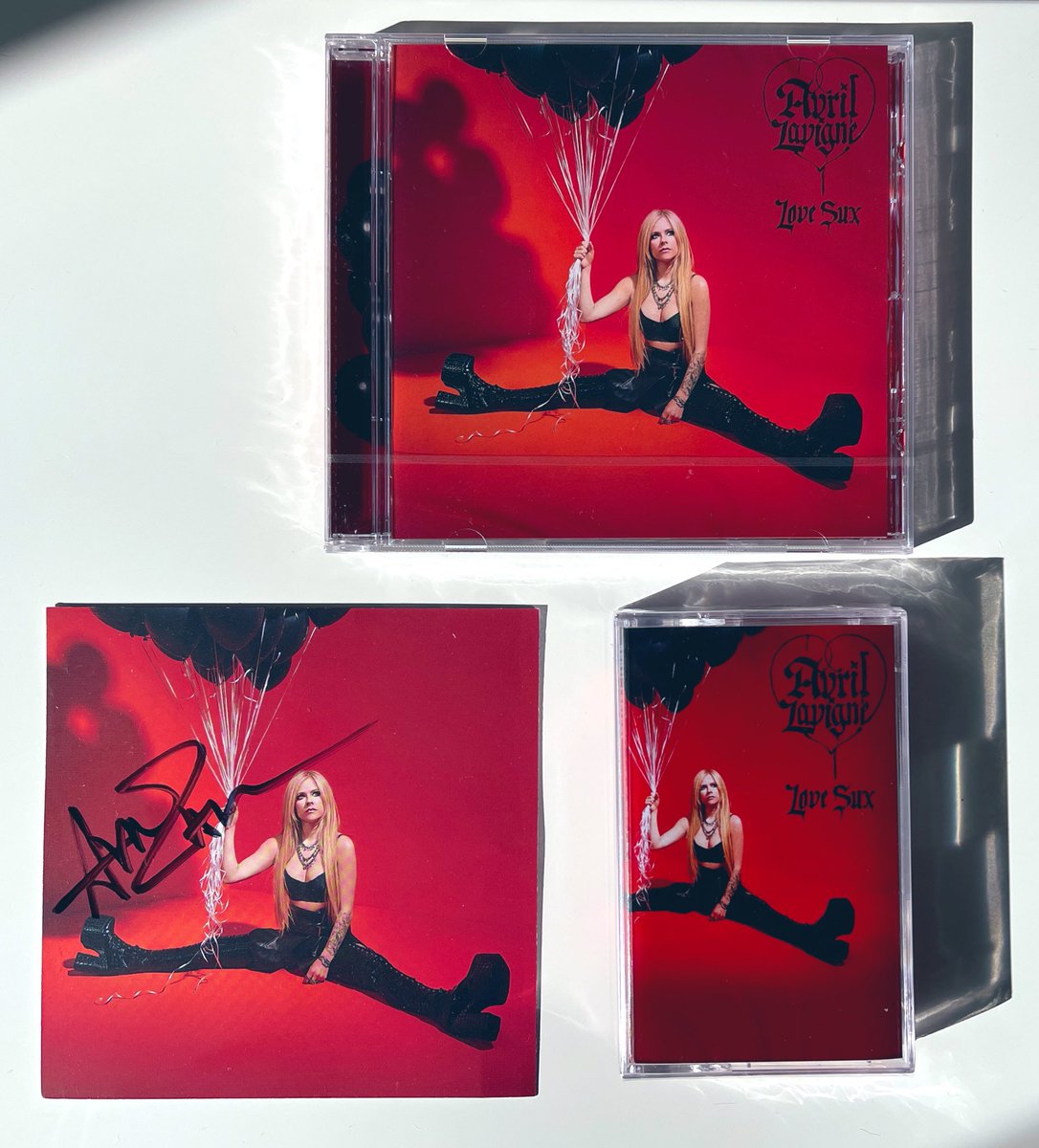 00mkelse's tweet photo. I’m so hoping and wishing hard that we get to hear Official Instrumental tracks from #LoveSux. To hear the intricacies in production would be incredible! Any chance at all? @AvrilLavigne @JohnFeldy @travisbarker @MODSUN @DTARecords https://t.co/HoL0r4orrL