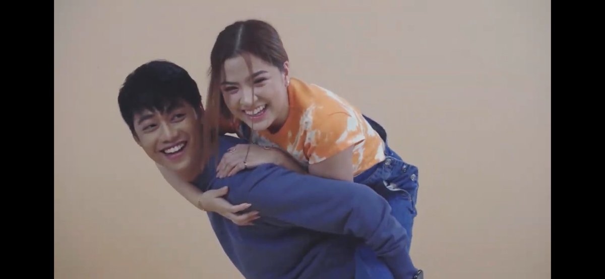 TheChanBaeker's tweet photo. PLEASE totohanin nyo na!!!! Mamamatay na ako dito!!!

I NEED AIR!!!I NEED HELP!!!! 

BENLEX PAANO MV
#BenLexPaanoMVOutNow https://t.co/SKs4bW7XbX
