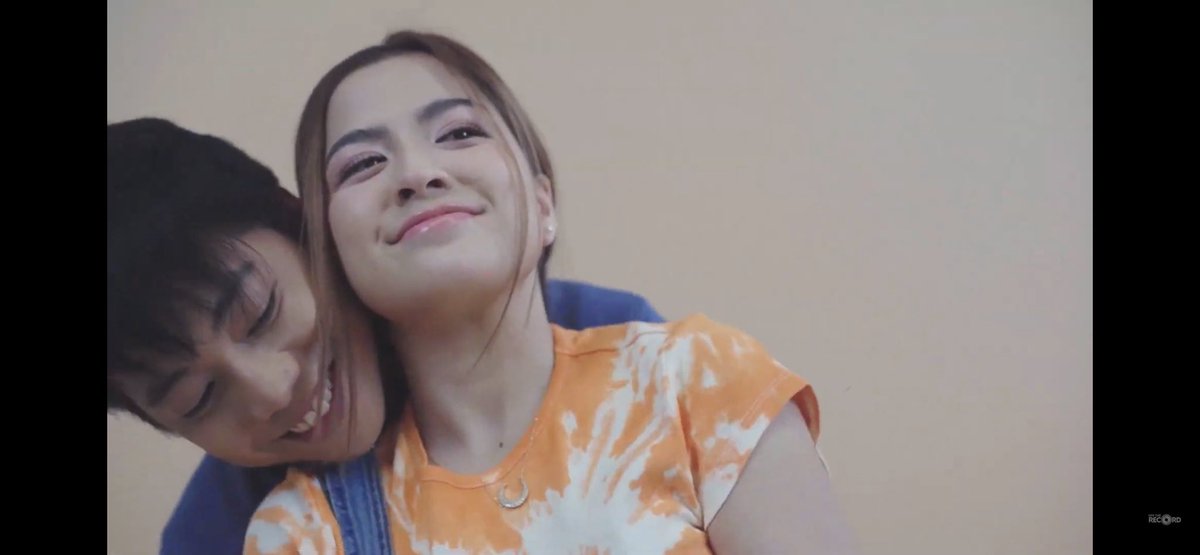 TheChanBaeker's tweet photo. PLEASE totohanin nyo na!!!! Mamamatay na ako dito!!!

I NEED AIR!!!I NEED HELP!!!! 

BENLEX PAANO MV
#BenLexPaanoMVOutNow https://t.co/SKs4bW7XbX