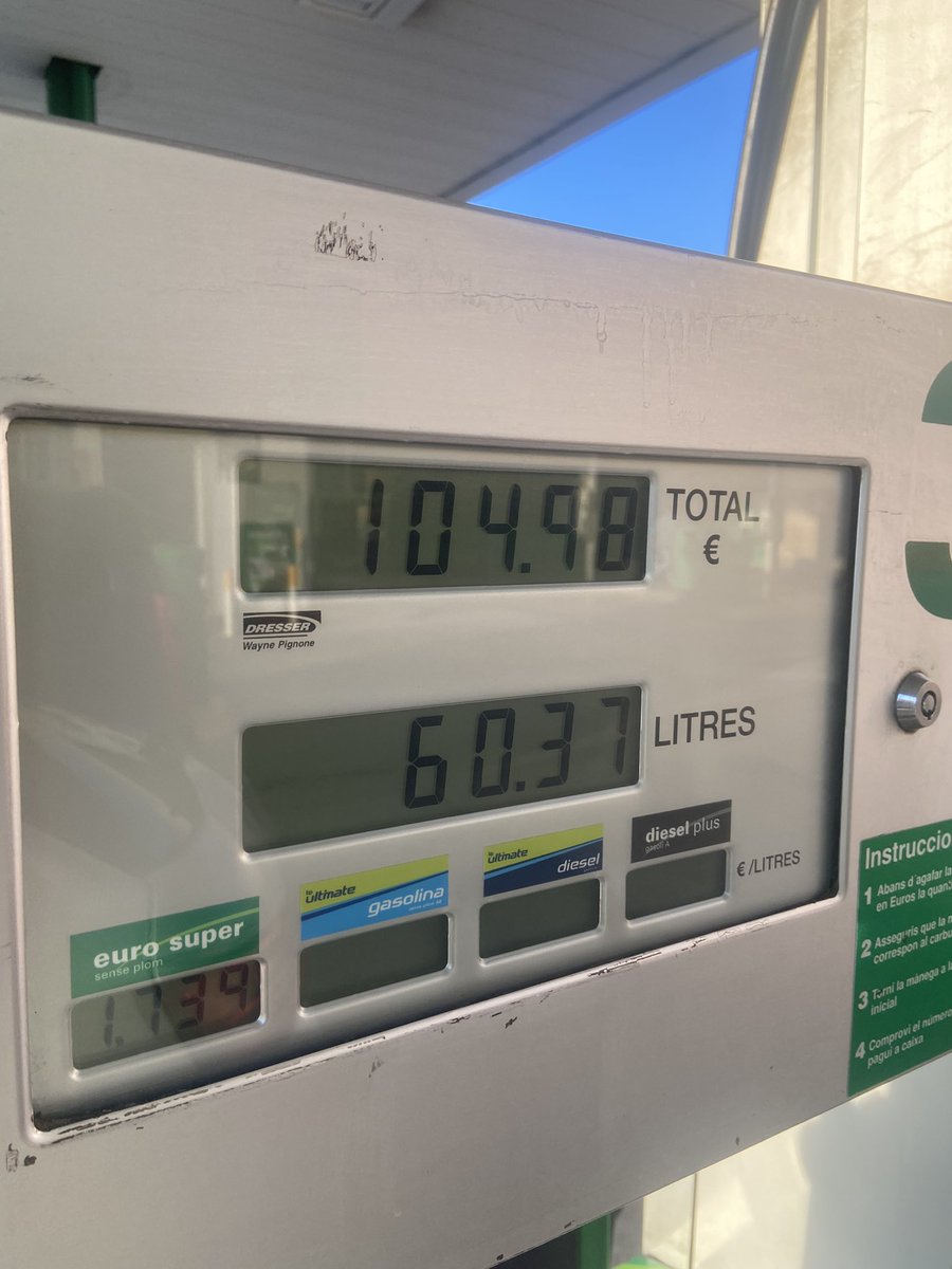 jccalbet's tweet photo. Omplir el diposit més de 100 €, una autèntica bogeria. 
Fins on arribarà aquesta escalada de preus? https://t.co/Twoqyvf4c7