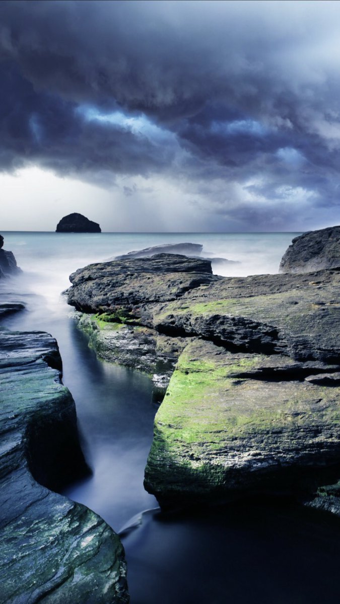 One of my favourite areas of the Cornish coast to photograph, Trebarwith Strand. Awesome rock formations cut out by the stream leading to the sea and Gul Rock on the horizon! No matter the weather this place never disappoints👌
.
.
.
.
#landscape #travel #traveller #Canonr5
