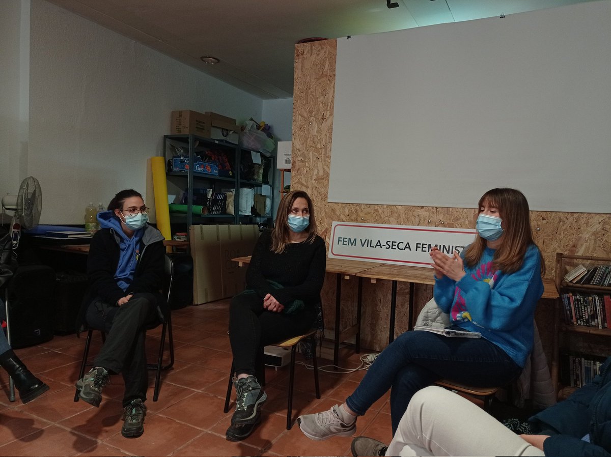 DecidimVilaseca's tweet photo. Continuem amb els actes al voltant del 8M. Avui som al Rebotim, per conèixer de primera mà les condicions laborals de les netejadores d'hotel i de les infermeres, dos dels col·lectius més feminitzats i més precaris. Moltes gràcies, @heuralila per organitzar aquesta conversa! https://t.co/NLOaYMZGBC
