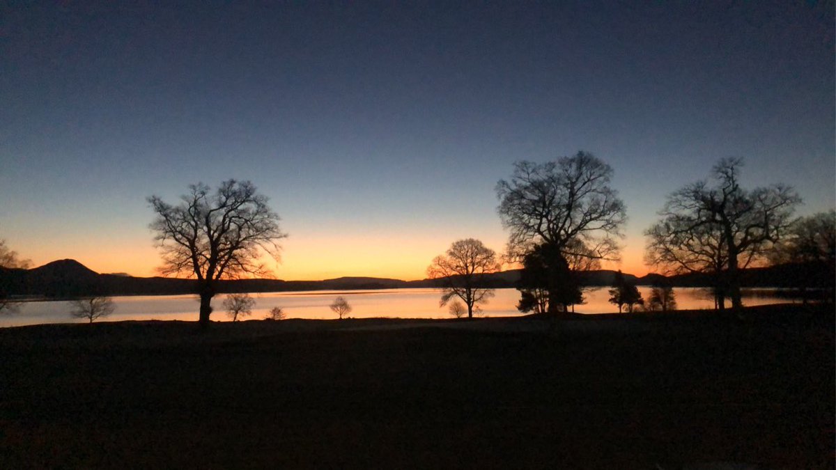 rolling_johnny's tweet photo. @GlynRolling This was the Bonnie banks at 6am this morning! 😀 https://t.co/5Q9FYrd21j