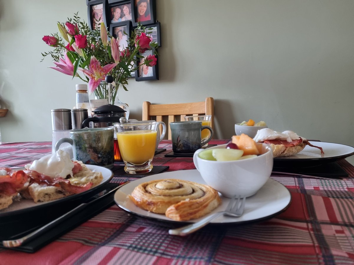 lucyageorge's tweet photo. About to embark on a 6 week overhaul of my nutrition so my hubby makes one last big breakfast for us. This is why I married him 😍 #extracrispybacon #danishcinnamonswirl #breakfastvibes #weekendstogether https://t.co/IYY1c0sBeA