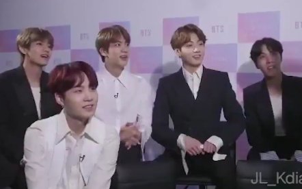 mhereonlyforbts's tweet photo. REMEMBER BACK IN 2018 WHEN BTS MET A PREDEBUT ARMY AND TH WAY NAMJOON WAS SO SURPRISED THAT HE SAID "EVEN WITH OUR FACES BACK THEN?" AND THE WAY EVERYONE REACTED LIKE https://t.co/SxKPFfzgJB