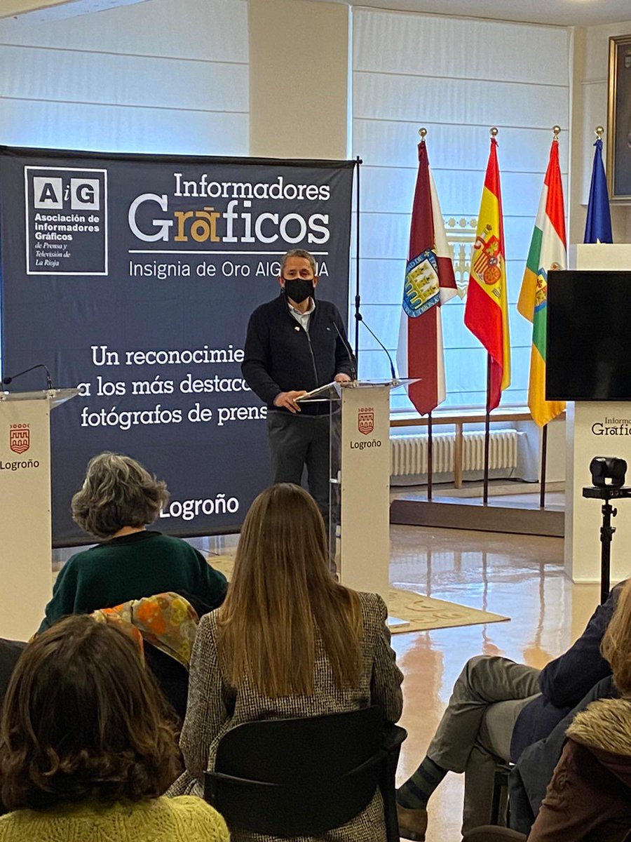 belindaleonf's tweet photo. Emotiva, sincera y merecida Insignia de oro , correspondiente al año 2022 de la @AiGRioja a Enrique del Río.

Como lo definen en su artículo, compañeros y amigos, todo un Caballero Paciente y Generoso.

Felicidades! 🤗 https://t.co/UZmS5m3TtZ