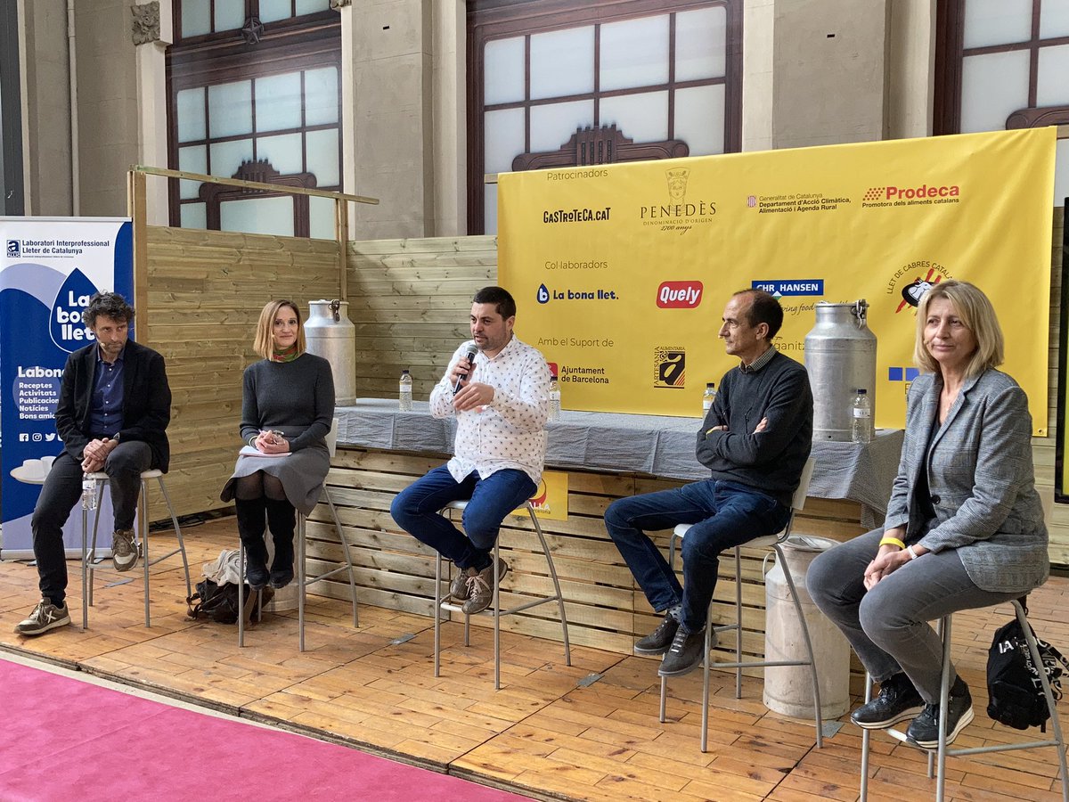 QuallaBarcelona's tweet image. 👉 Donem peu a la segona activitat del dia. Converses: 💬 “Evolució i identitat del formatge artesà català, ” amb  amb @peppalau, @tanacollados, Anna Jubert, Francesc Portet de @caseusafinadors, presentada per 🎙 Josep Martí, president d’#Acrefa.

ℹ️: Activitat gratuïta i oberta.