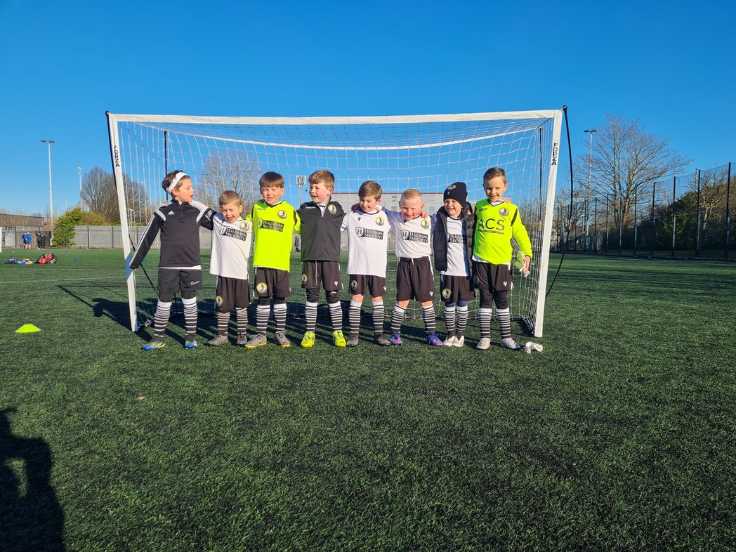 Early start today asked the team to shout widnes isaac said no let's shout big bazza 🤣⚽️🤍🖤 <a href="/widnesjfc/">Ian Ross</a> <a href="/JordanBarrow/">JB</a> <a href="/WidnesYouth/">WidnesFCYouthSupporters</a> <a href="/Widnes_FC/">(C) Widnes Football Club</a>