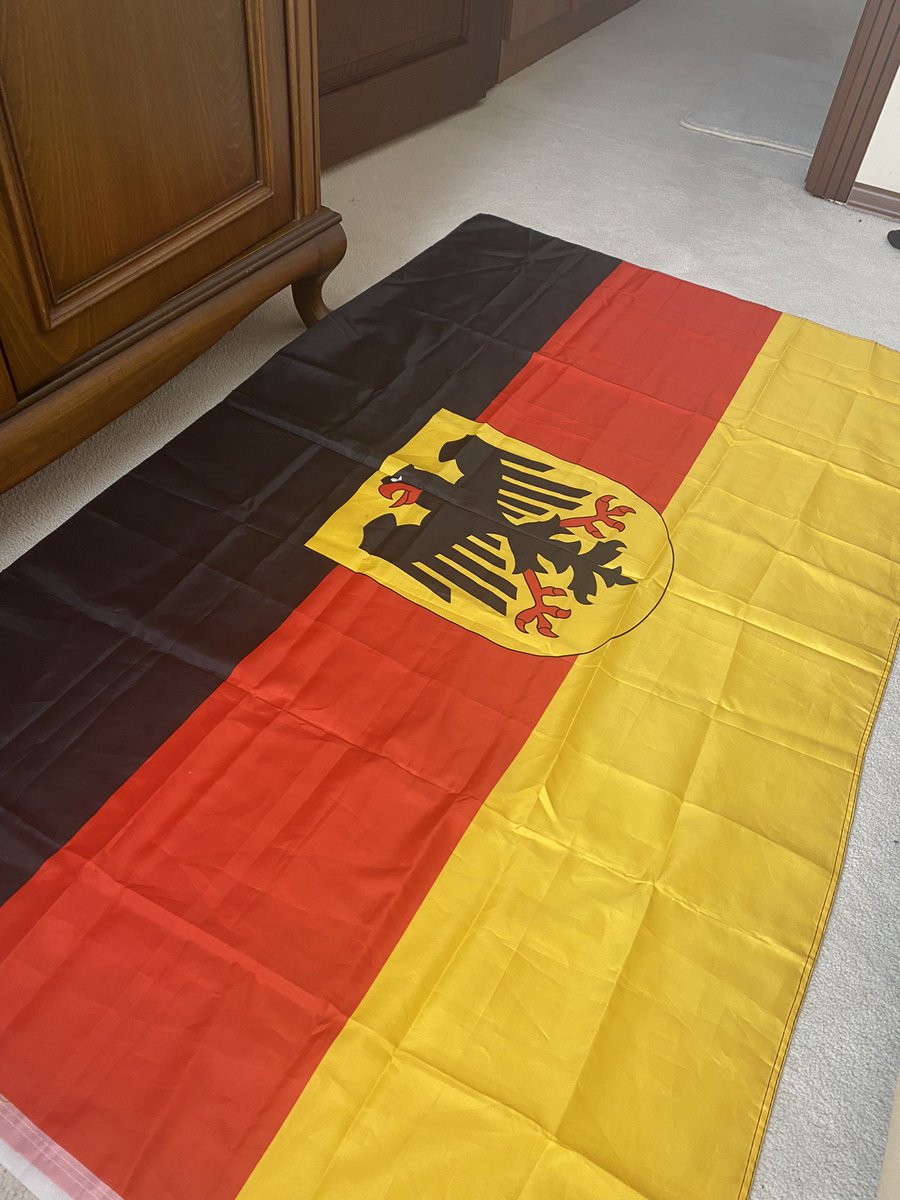 Federal Almanya Bayrağı (155x90)

Büyük ebatlı, Berlin Reichstag’dan aldığım, orijinal devlet dairelerinde kullanılan defosuz Federal Alman Bayrağı. Hem asabilir hem bayrak olarak kullanabilirsiniz.