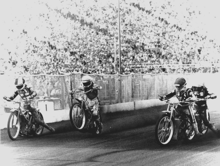 UprightSpeedway's tweet photo. It's a dash to the 1st corner. An important one too #WhoAreThey? #WhatWhereWhen?
Anything you like really 🤷♂️ https://t.co/HZr58PwaQl