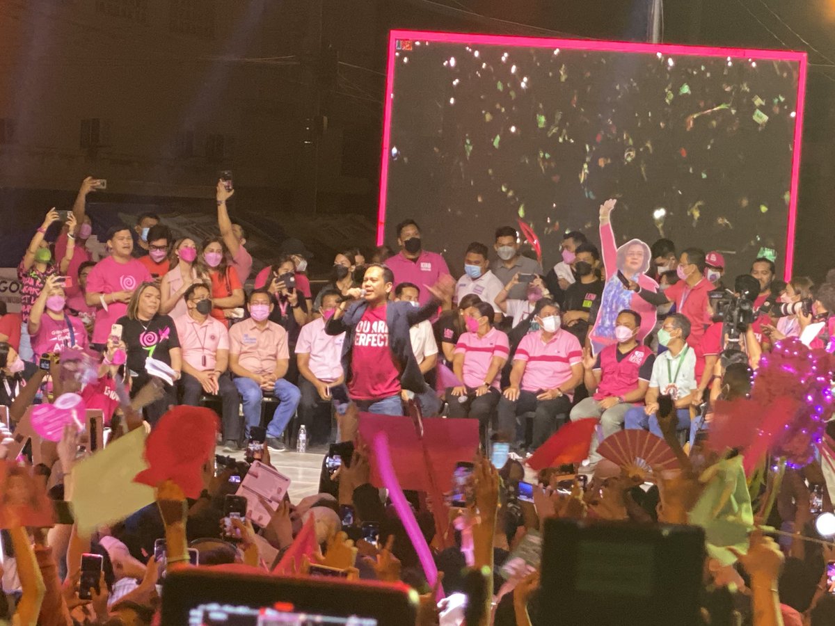 manilabulletin's tweet photo. Bulakenyo kakampinks sing along as if they were in a concert as True Faith performs “Perfect” and “Dahil Ikaw.” | via @MB_RAntonio https://t.co/OAbLWuoVVZ