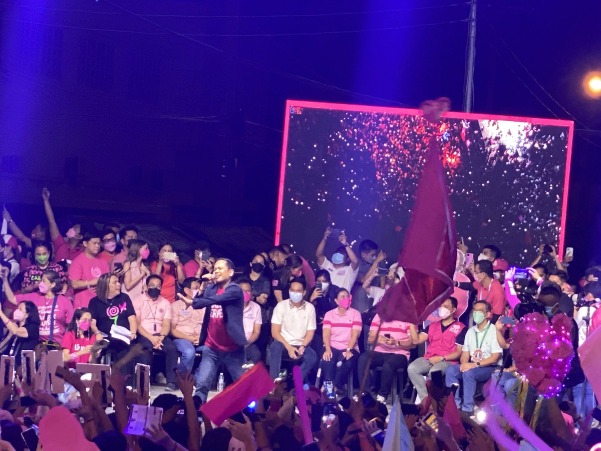 manilabulletin's tweet photo. Bulakenyo kakampinks sing along as if they were in a concert as True Faith performs “Perfect” and “Dahil Ikaw.” | via @MB_RAntonio https://t.co/OAbLWuoVVZ
