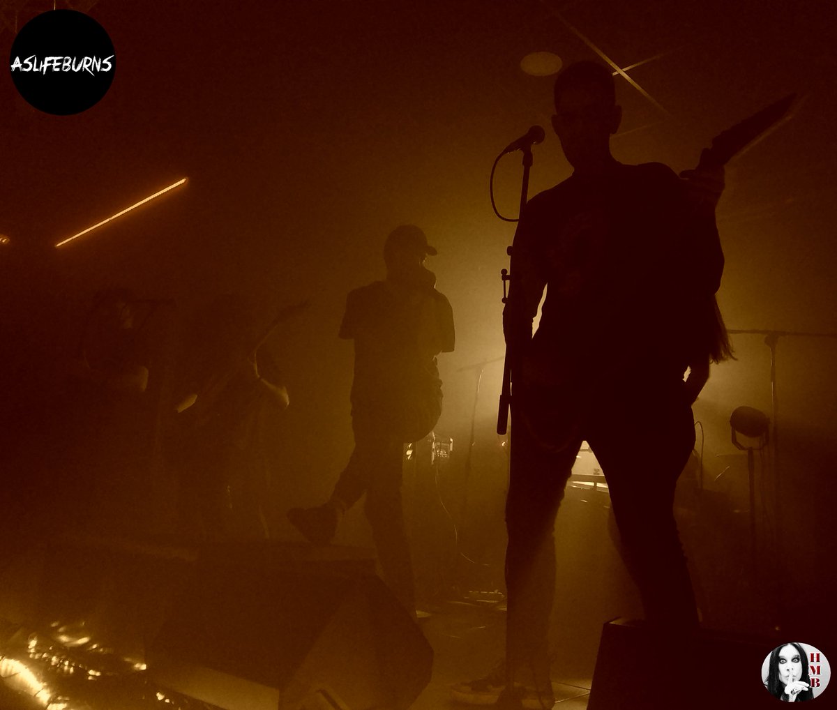 Muy pronto crónica y vídeo de la triple presentación protagonizada por <a href="/mesenktet/">Mesenktet</a> @bloom__band y #AsLifeBurns en el ovetense <a href="/gonggalaxyclub/">GongGalaxyClub</a>.