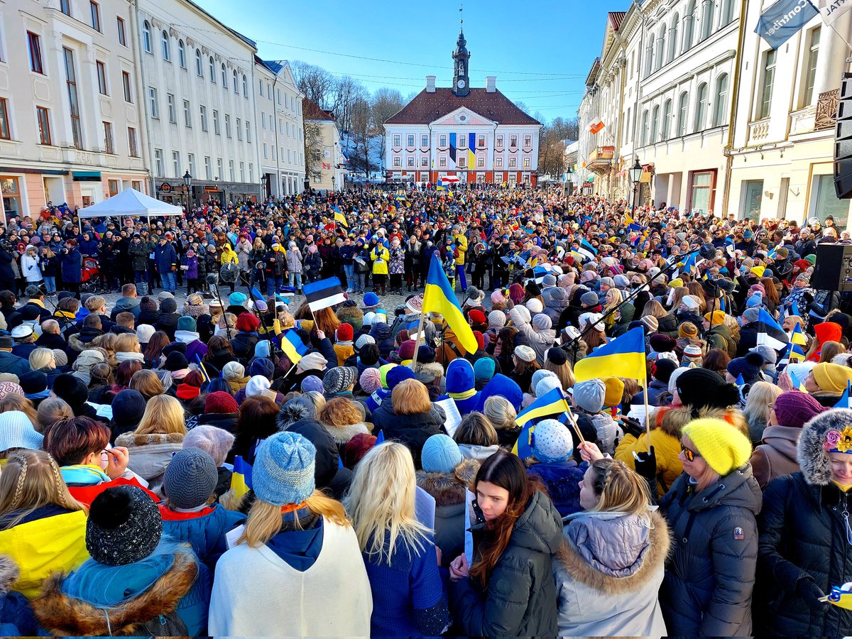 victorguzun's tweet photo. A sea of people in Tartu, right now, singing, in support to Ukraine. Slava Ukraini! @Ukraine #SlavaUkraini @Mariana_Betsa https://t.co/okRErWypcQ