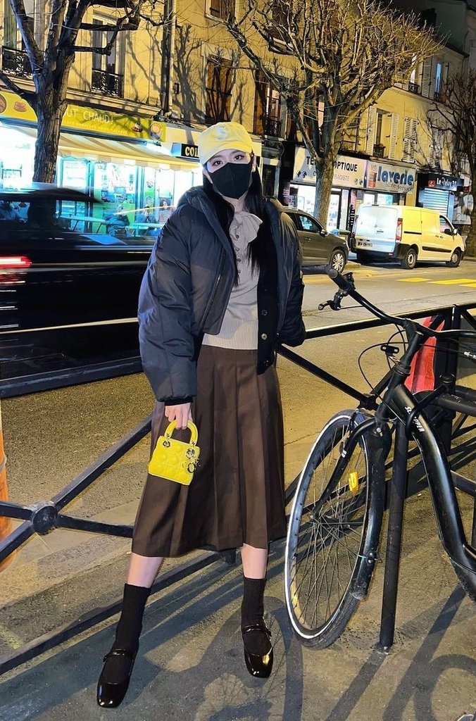 JISOO LOOKS tweet media