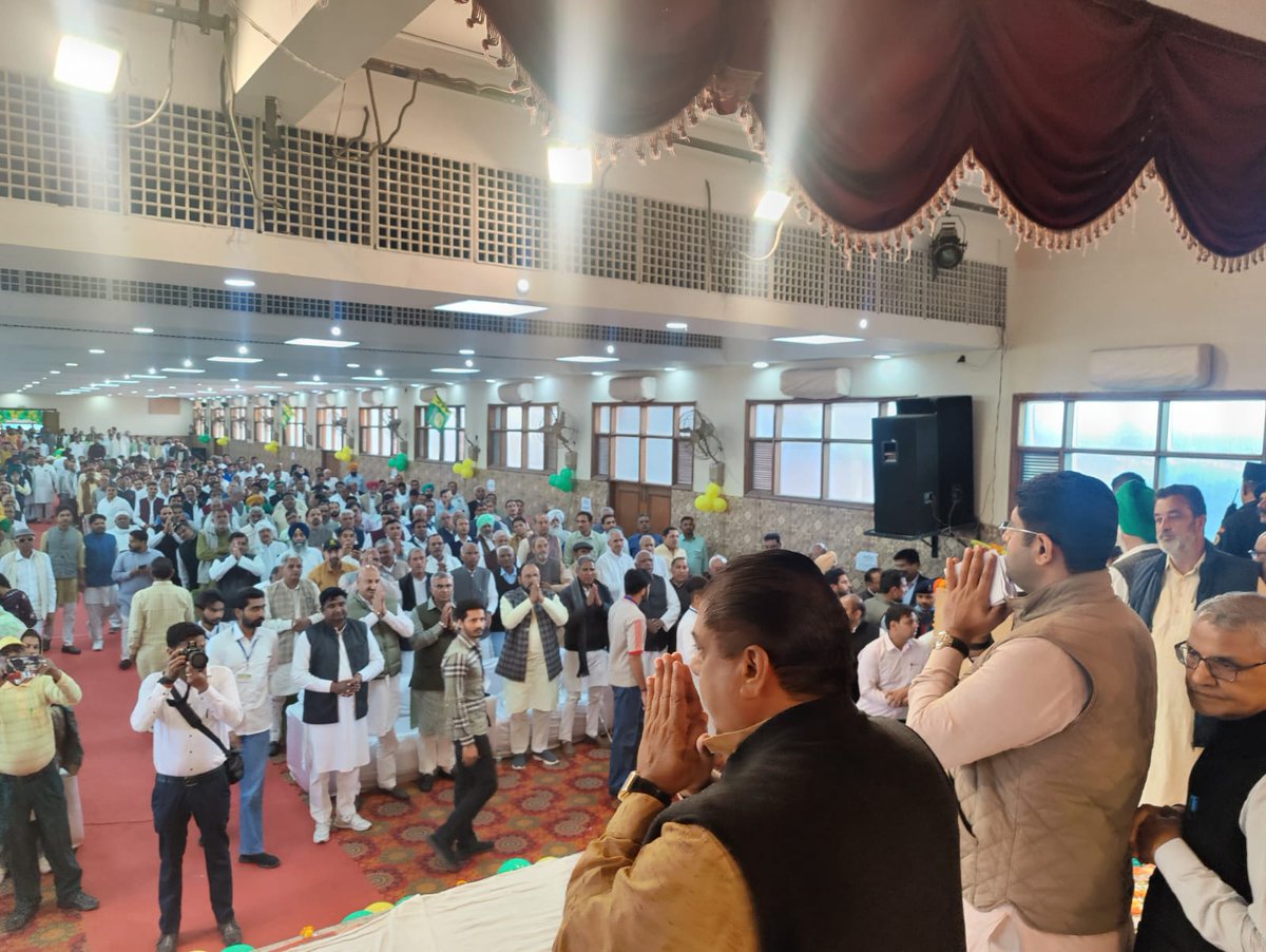JJPofficial's tweet photo. अंबाला: आज प्रदेश व राष्ट्रीय कार्यकारिणी की बैठक में पार्टी के समस्त वरिष्ठ नेताओं ने शिरकत की। राष्ट्रीय अध्यक्ष @DrAjaySChautala जी की अध्यक्षता में हुई बैठक में भविष्य की योजनाओं पर नीति बनाने और पार्टी के विस्तार पर विस्तार से चर्चा हुई। https://t.co/fsBOFPscCV