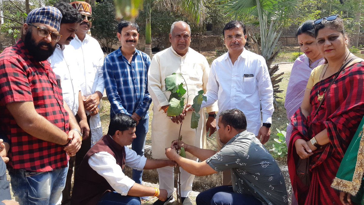 bulandarpit's tweet photo. #आज मध्य प्रदेश के यशस्वी मुख्यमंत्री माननीय श्री @ChouhanShivraj जी के #जन्म_दिवस के अवसर पर भारतीय जनता पार्टी मंडल नर्मदापुरम द्वारा #पं. #भवानी_प्रसाद_मिश्र_पार्क_में_वृक्षारोपण_किया गया।

@BJP4MP @OfficeofSSC @vdsharmabjp @pankajjoshimp @Dr_Sitasaran @madhavdasbjp https://t.co/17cfMkgDDb