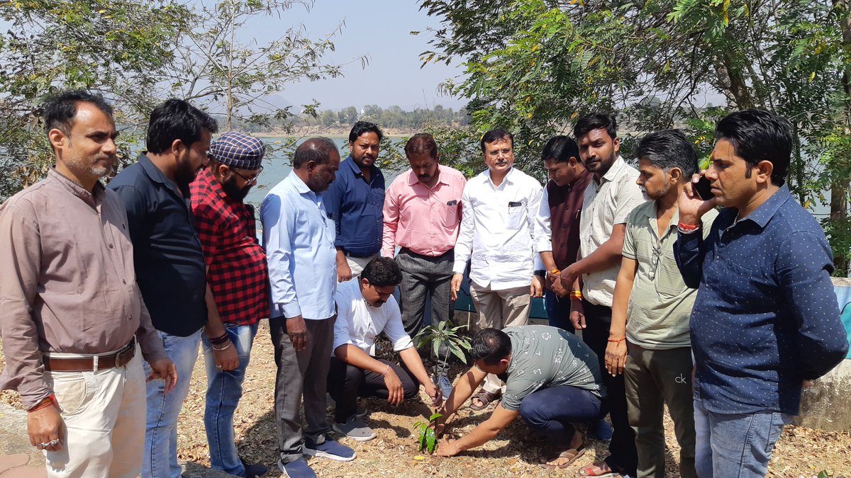 bulandarpit's tweet photo. #आज मध्य प्रदेश के यशस्वी मुख्यमंत्री माननीय श्री @ChouhanShivraj जी के #जन्म_दिवस के अवसर पर भारतीय जनता पार्टी मंडल नर्मदापुरम द्वारा #पं. #भवानी_प्रसाद_मिश्र_पार्क_में_वृक्षारोपण_किया गया।

@BJP4MP @OfficeofSSC @vdsharmabjp @pankajjoshimp @Dr_Sitasaran @madhavdasbjp https://t.co/17cfMkgDDb