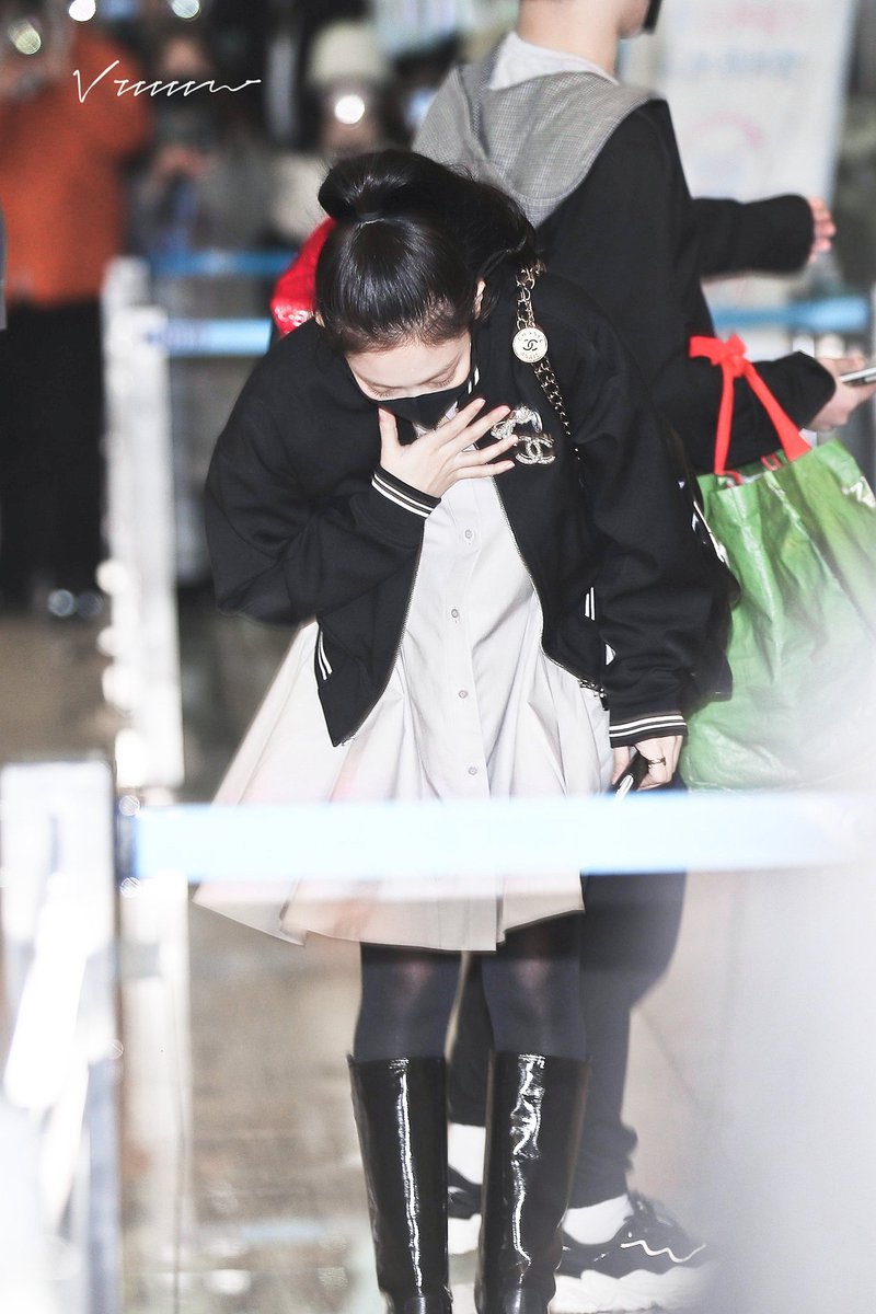 vvvvvn13's tweet photo. 220305 ICN
very polite🤗 
#BLACKPINK #JENNIE #블랙핑크 #제니 https://t.co/uPF3ufGgTm