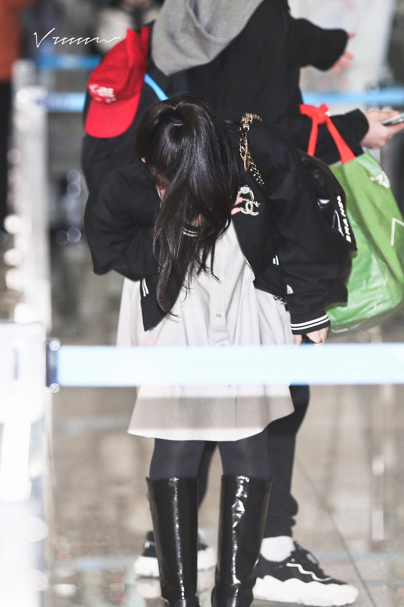 vvvvvn13's tweet photo. 220305 ICN
very polite🤗 
#BLACKPINK #JENNIE #블랙핑크 #제니 https://t.co/uPF3ufGgTm