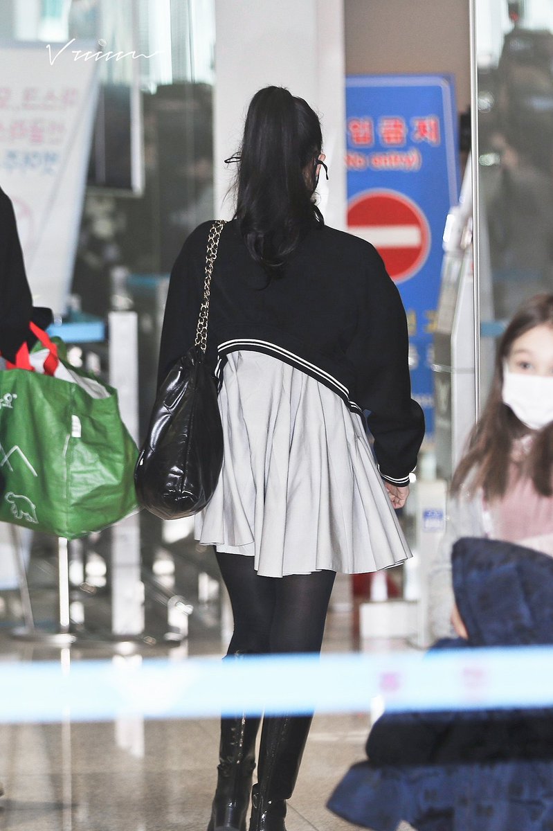 vvvvvn13's tweet photo. 220305 ICN
very polite🤗 
#BLACKPINK #JENNIE #블랙핑크 #제니 https://t.co/uPF3ufGgTm