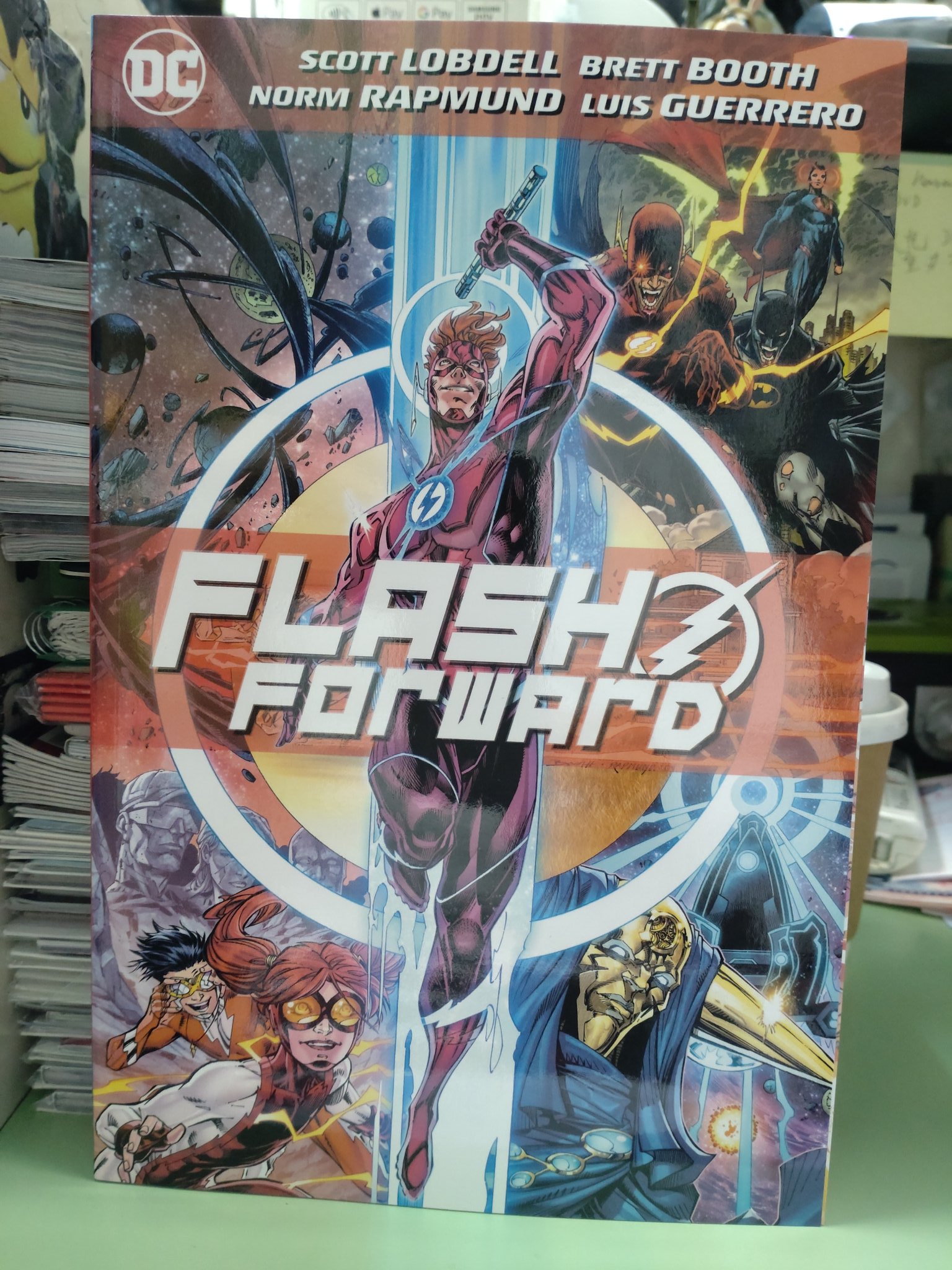 تويتر Clark S Comics على تويتر Offer Again Dc Comics Flash Forward Tradepaper Price Hk 148 00 Pc Toyshop Clarkscomicshk Toy Actionfigures Graphicnovel Statue Clarkscomics Magazine Poster 玩具 玩具店 海報 陶瓷公仔 畫集 雜誌 美國漫畫