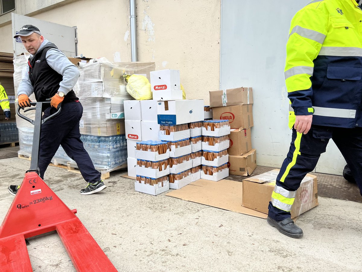 schaumburgd's tweet photo. Humanitarian supplies delivered to our polish partners at the border 👍🇺🇦

#SupportUkraine 
#interhelp https://t.co/khIiaibmJC