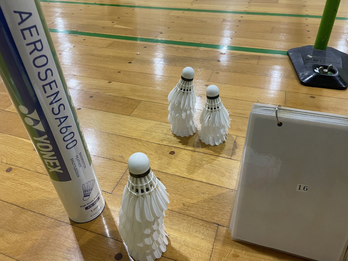 ac5_5's tweet photo. 久しぶりの投稿🏸
5人しか居ないのに一本使い切りそうです…
（新品一本目：3時間半） https://t.co/INbIQI0k91
