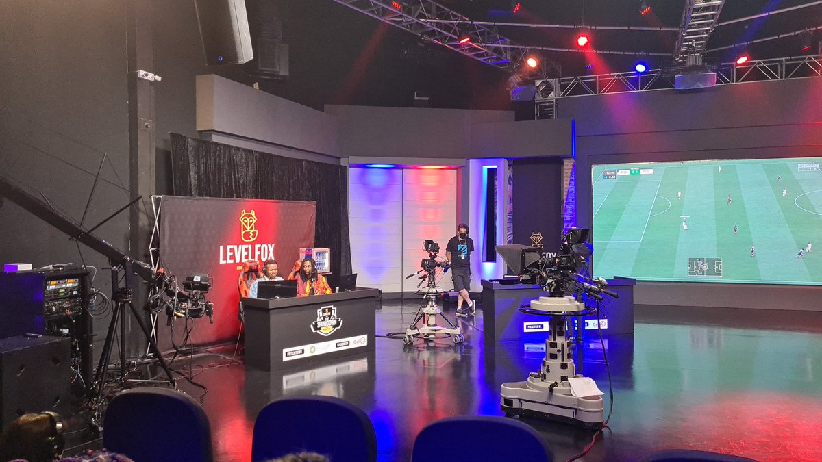 NoobsliceZA's tweet photo. If you aren't at the #LevelFoxShowdown you're missing out! https://t.co/uVUJH8L01n