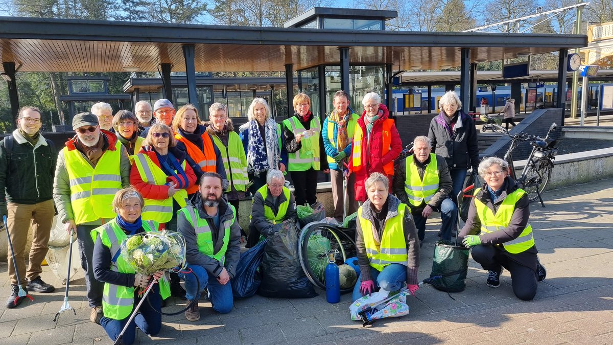 bermbrigade's tweet photo. Vanmorgen in #Baarn het stationsgebied aangepakt. Resultaat: 45 kilo #zwerfafval, een héél bijzonder briefje💶 en een bedankje 💐 van de lokale CDA https://t.co/OPX7ha5N3k