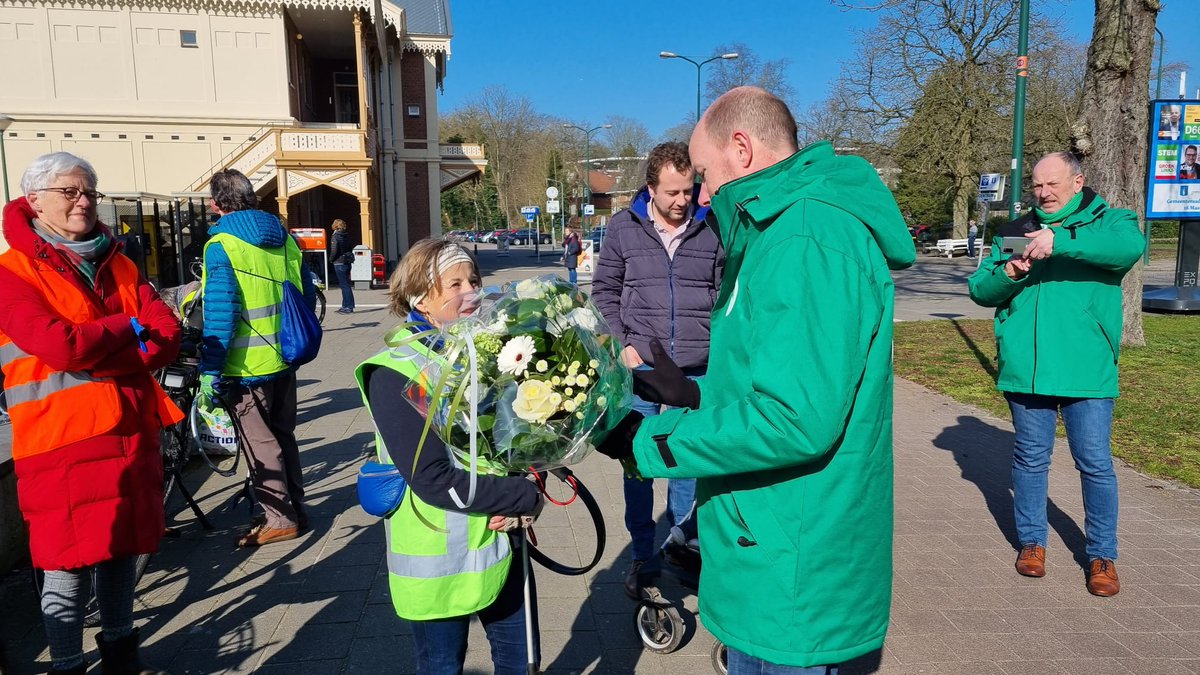 bermbrigade's tweet photo. Vanmorgen in #Baarn het stationsgebied aangepakt. Resultaat: 45 kilo #zwerfafval, een héél bijzonder briefje💶 en een bedankje 💐 van de lokale CDA https://t.co/OPX7ha5N3k
