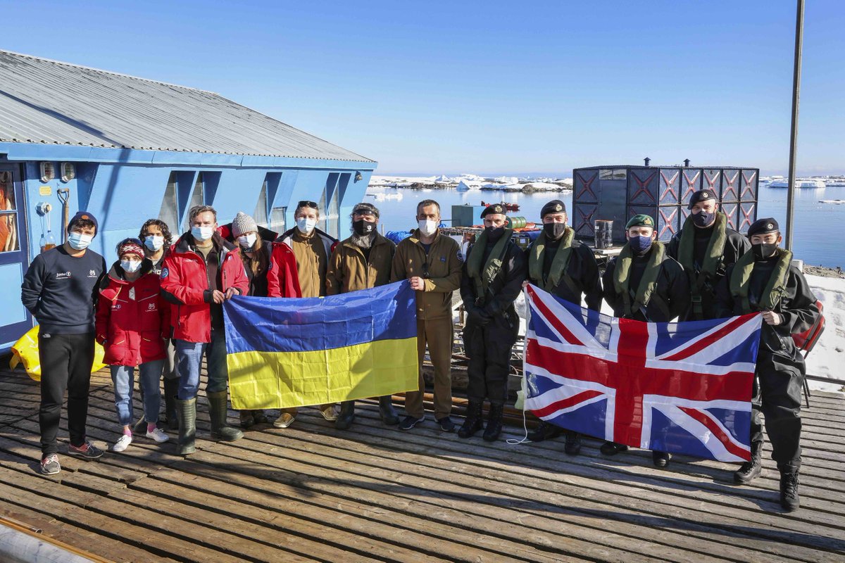 Travelling to the Antarctic Peninsula, <a href="/hmsprotector/">HMS Protector</a> delivers supplies to 21 Ukrainian scientists at the Vernadsky polar research base, one of the most remote outposts in the world 🇬🇧 🇺🇦

Read more here: ow.ly/qMiz50IaTjN
🇺🇦 #standwithukraine 🇺🇦 <a href="/RoyalNavy/">Royal Navy</a> <a href="/RoyalMarines/">Royal Marines</a>