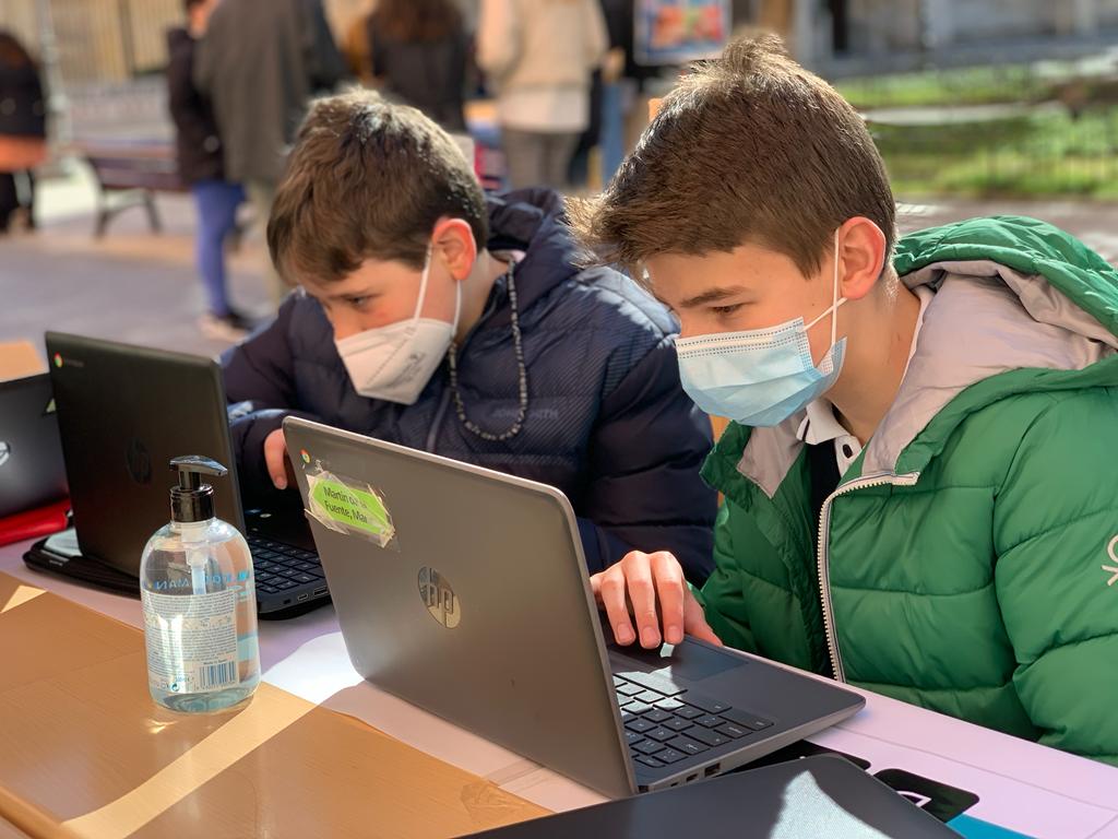 jymvedruna's tweet photo. ¿Quién dijo que la programación y la robótica son aburridas o imposibles de incluir en clase? Descubre cómo lo hacemos en nuestro taller "La hora del código Vedruna" #eventoJyM #colegioValladolid #GoogleEDU #comprometidosconTIC #APS #GoogleReferenceSchool https://t.co/kRnhj5ZhML