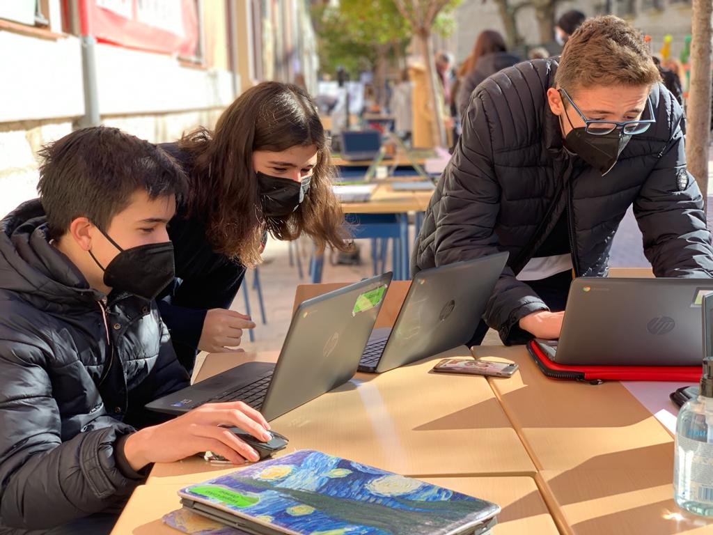 jymvedruna's tweet photo. ¿Quién dijo que la programación y la robótica son aburridas o imposibles de incluir en clase? Descubre cómo lo hacemos en nuestro taller "La hora del código Vedruna" #eventoJyM #colegioValladolid #GoogleEDU #comprometidosconTIC #APS #GoogleReferenceSchool https://t.co/kRnhj5ZhML