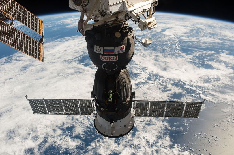 Rostec_Russia's tweet photo. How does the cosmonaut, manually controlling the Soyuz, determine its position relative to the Earth? 

There is a reliable device for this called viewfinder – a kind of space periscope. Rostec recently supplied the Cosmonaut Training Center with 3 devices in a training version. https://t.co/kEGuLPmkKU