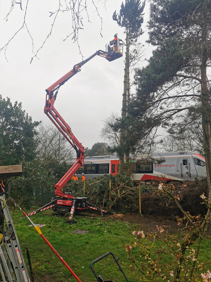 PaddlerDeben's tweet photo. . @networkrail These lads are an absolute credit to yourselves. Brilliant. Cannot praise them enough for sorting a dangerous tree near our property. Top top hardworking guys. https://t.co/xIVMRiGGgc