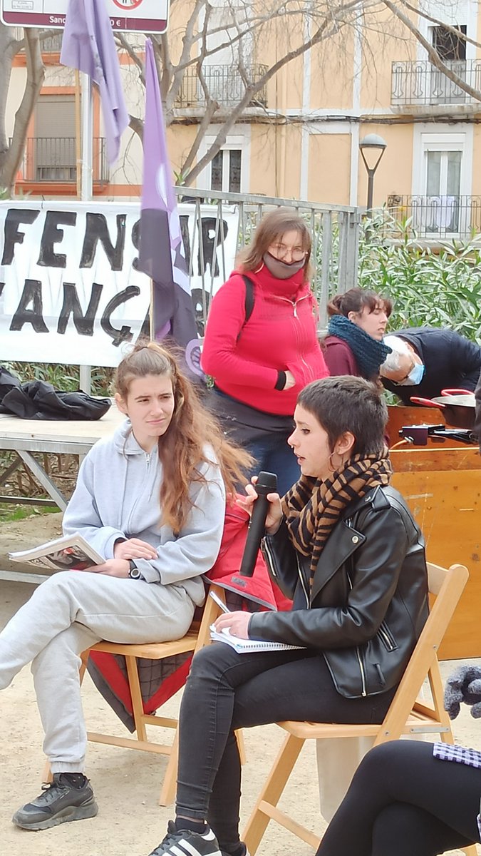 La companya Núria, de <a href="/comite112/">Comitè 112 Reus</a>, explicant la situació de precarietat al 112. Porten en vaga indefinida des de l'agost. #112enlluita