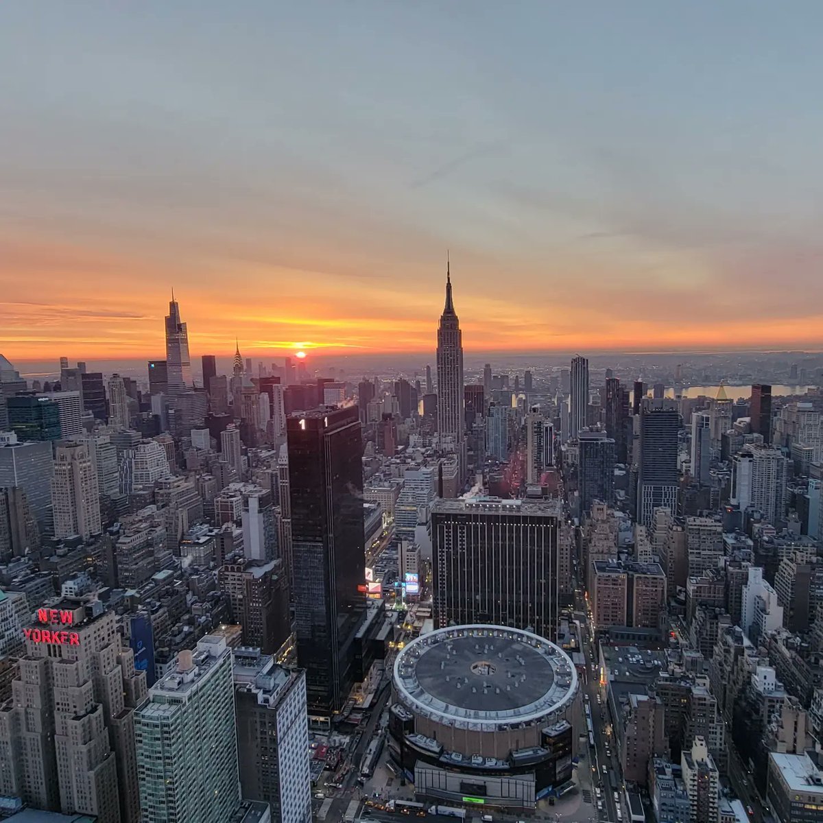 MiaFins1's tweet photo. Good Morning from the 60th floor @ManhattanWestNY #sunshine #SaturdayMorning #laborerlife #local79 #manhattanwest https://t.co/JOSq4fLSQF