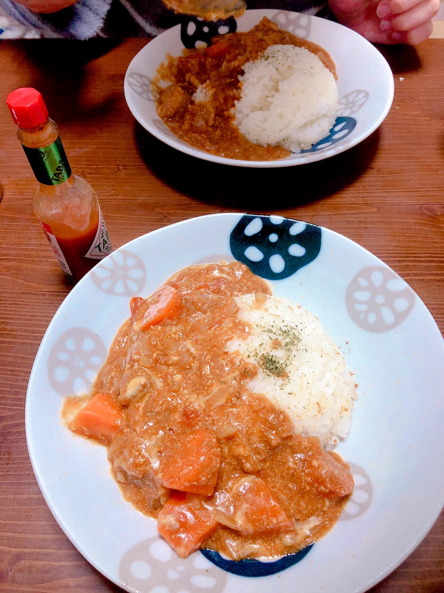 最近Twitterに上がってるレシピを試すのがブーム…🤤ボールに放り込んだだけでいけてるかこれ？と思ったけどレンジから出したらカレーやった🍛ずっと鍋の前で立たんでもいいし掃除機までかけられたで…
豚肉に替えてもタバスコ振っても美味しかった。約3人分。お店みたい。ごちでした🙏  