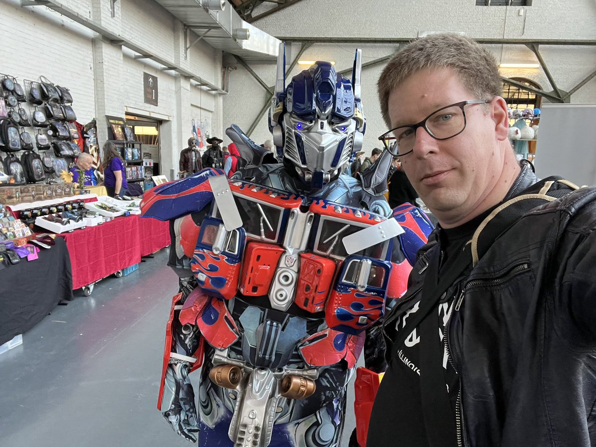 redgeographics's tweet photo. Getting a selfie with my favourite transformer 😄 @SafeSoftware @FMEEvangelist #fmepartner #fmepartners https://t.co/LEZktC6RO8