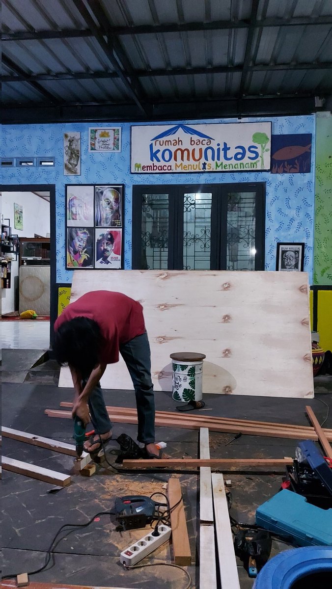 MabacaKomunitas's tweet photo. Kerja estetis menyiapkan dua pameran karya: cukil dan seni kaligrafi #ramadanberkarya #cukil #radiotanah https://t.co/GdbBkIxw52