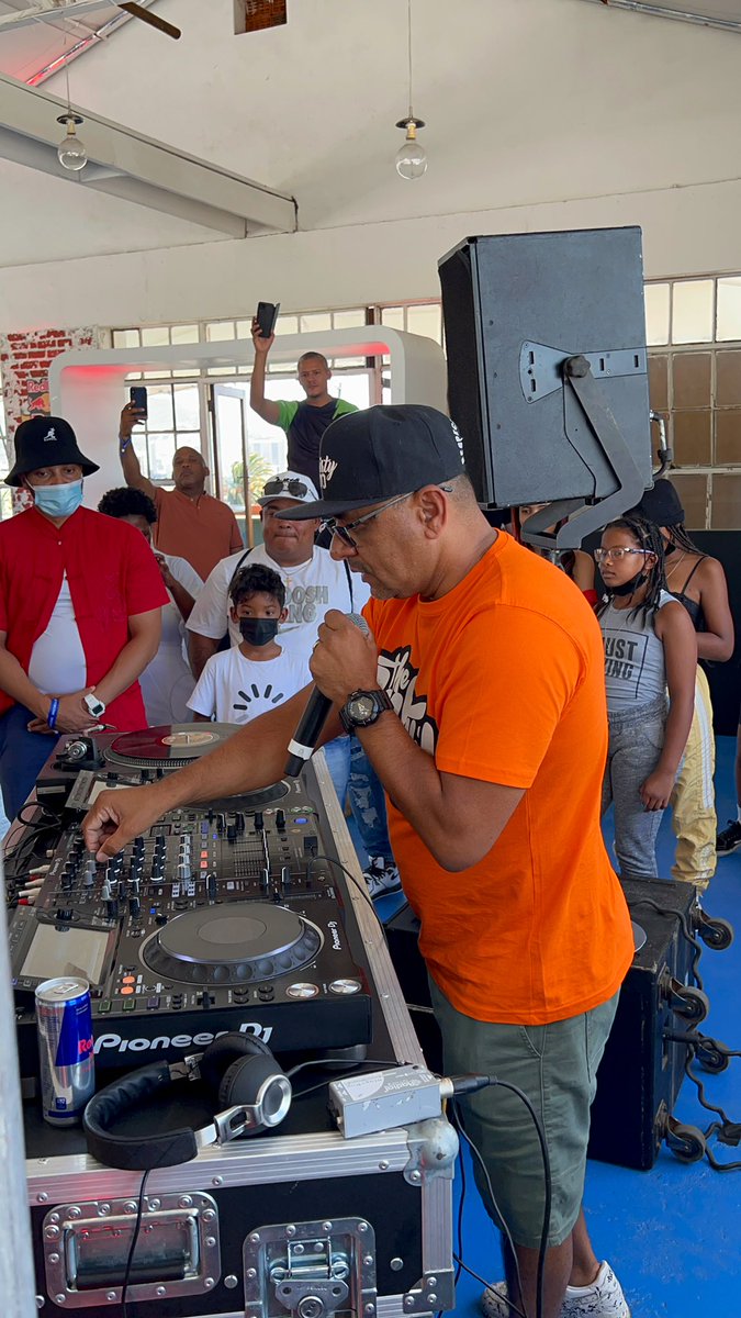 carve_africa's tweet photo. @DJReadyD is doing a workshop on how to be a break beat DJ and taking us through the evolution of this skill and how it impacts the breaking culture and all things hip hop! 💃🏽🙌🏾

@RedBullZA #RedBullBCOne https://t.co/Lq5RUdzkun