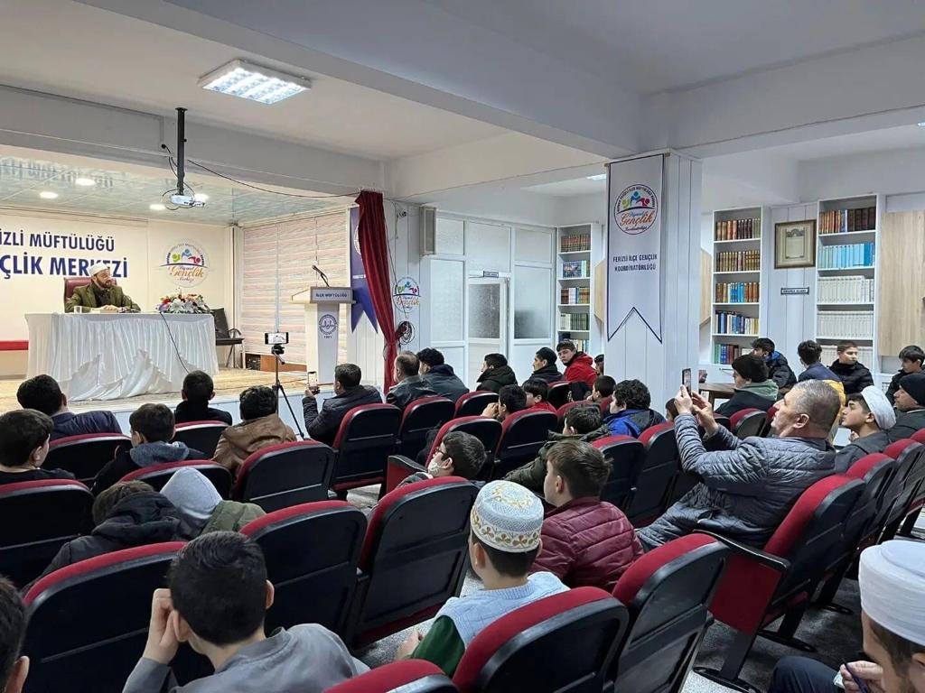gencsakarya1's tweet photo. Ferizli'de 150 Ortaokul Öğrencisi ile bir araya gelmenin enerjisiyle durmak yok yola devam !
#GençDiyanetSakarya 
#GençDiyanetFerizli 
#GençDiyanet https://t.co/MEHWm5mml2