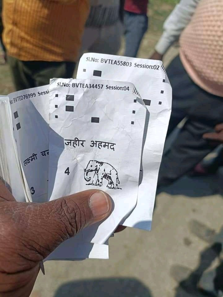 RMustaqbil's tweet photo. बस्ती में सैकड़ों वीवीपैट पर्चियां मिलने से हंगामा।
कूड़े के ढेर में मिलीं सैकड़ों वीवीपैट पर्चियां।
लोग स्ट्रांग रूम में हेरफेर का लगा रहे आरोप। https://t.co/JjYKDovj0r