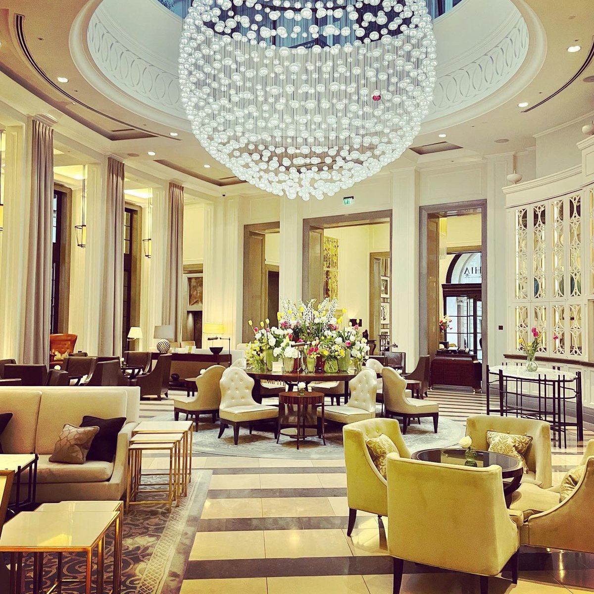 GaynorEngland's tweet image. Flowers flowers everywhere! Sooo happy to be back @CorinthiaLondon for an amazing event with @TheBACD #BACDFLD22 celebrating Female Leaders in Dentistry @abstract_news 
@mcqueensflowers 🌸🌸🌸