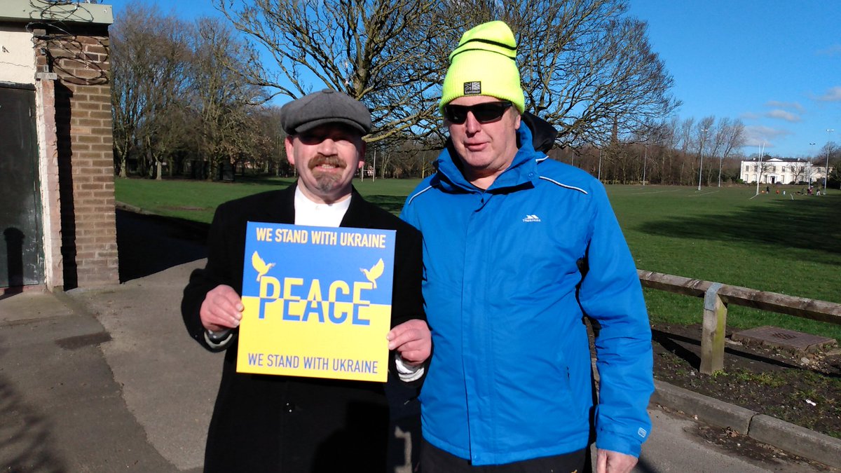 settlegfs's tweet photo. With  @DerekVernon at Victoria Park after Parkrun with a Peace for Ukraine from @GarySkent https://t.co/duTVCPA6Op